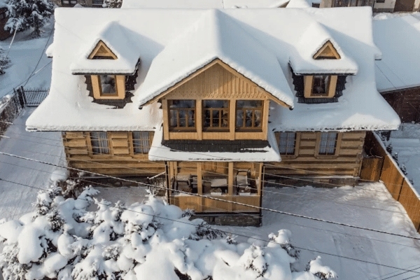 Mycie domu drewnianego na Podhalu